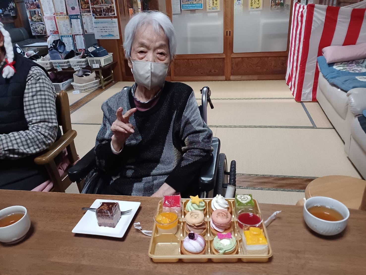 クリスマスケーキを前に記念撮影