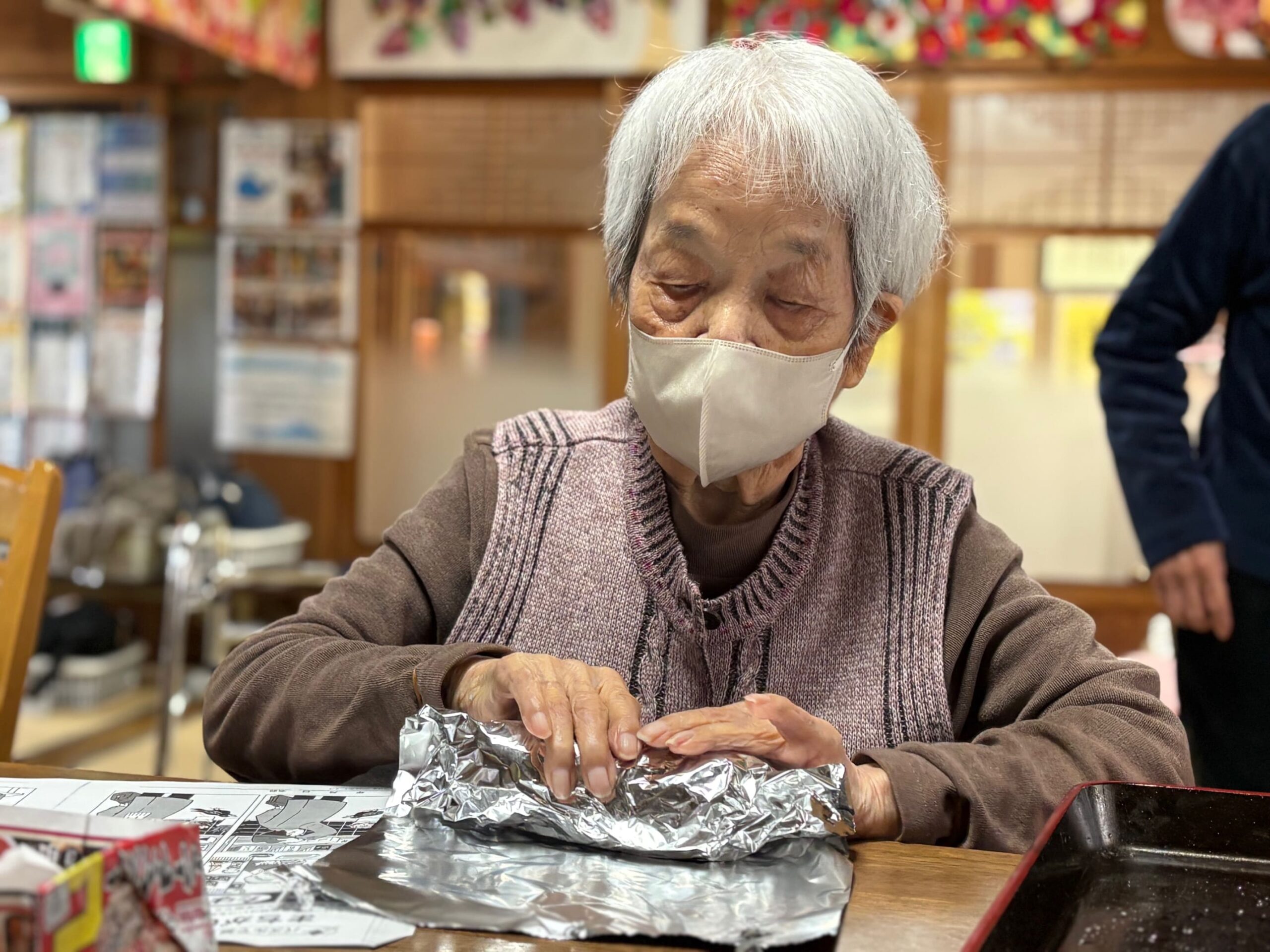 アルミハクでさつまいもを包みます