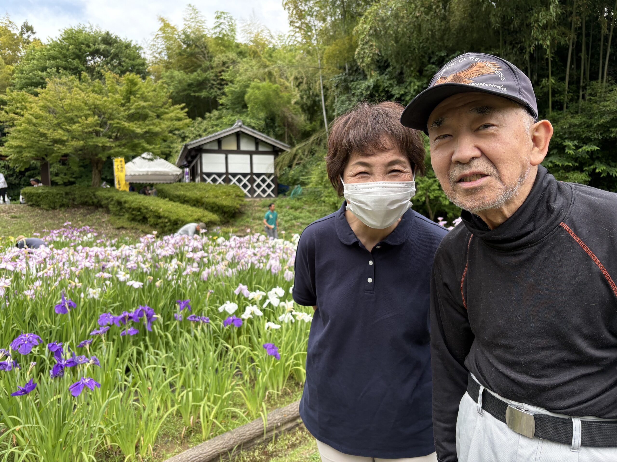 花菖蒲をバックに